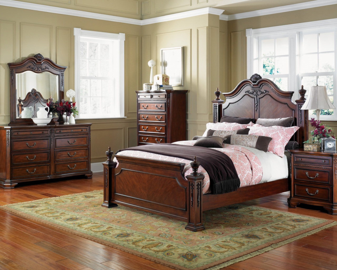 Кровать у окна в спальне