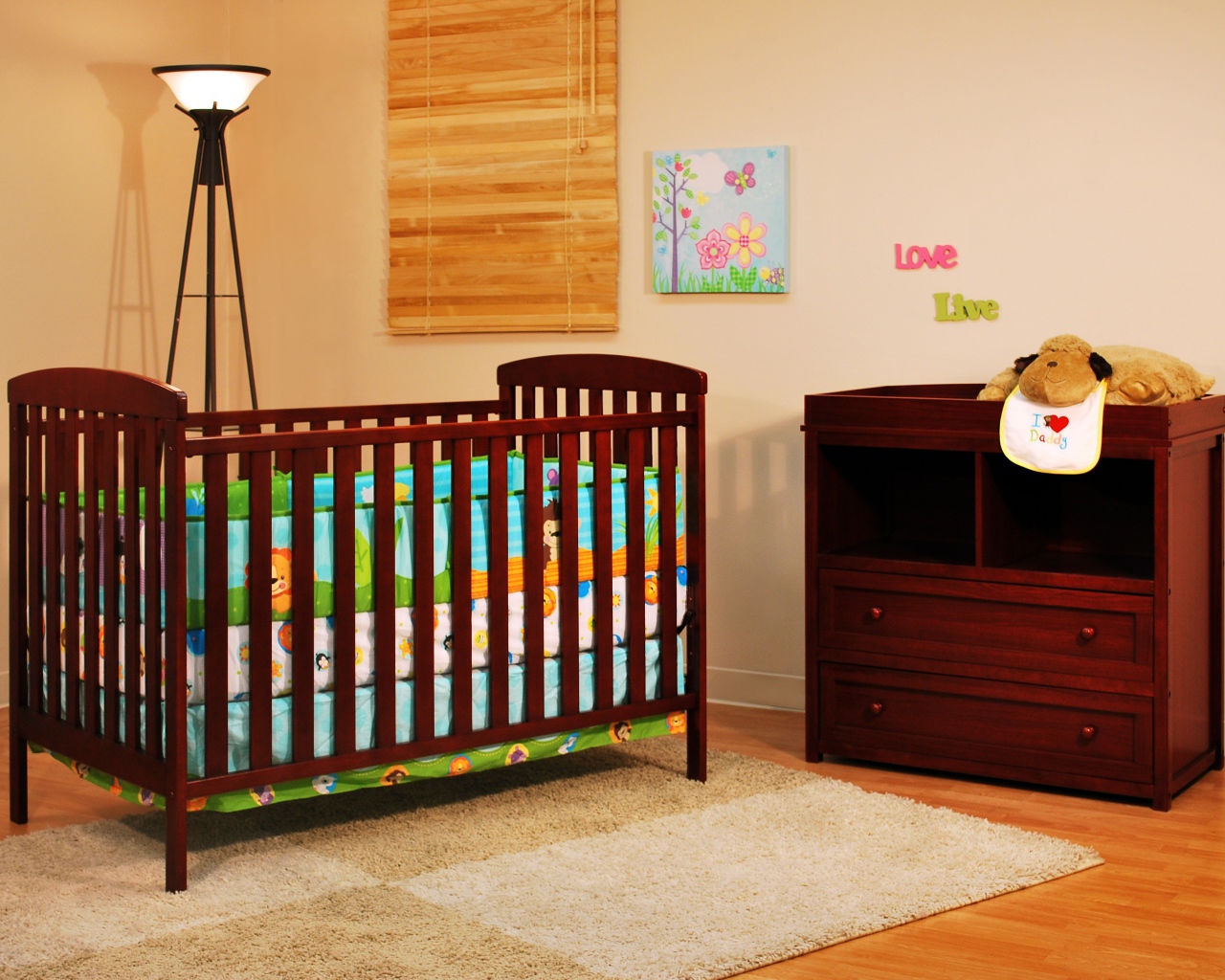 Кровать для грудного ребенка в детской