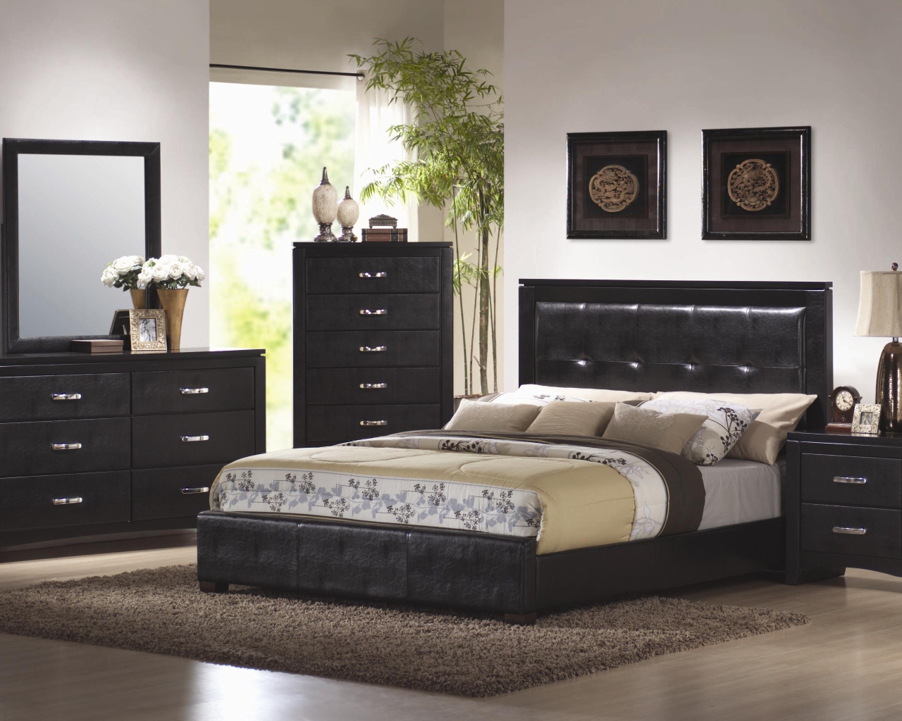 Кровать из черной кожи в спальне