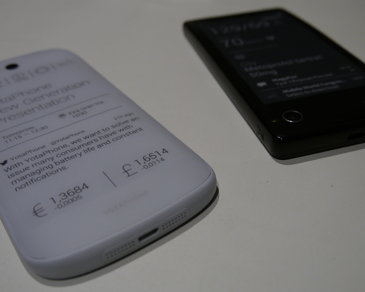 Черный и белый YotaPhone 2