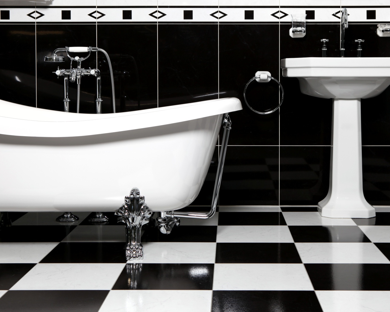 Черно белое оформление ванной