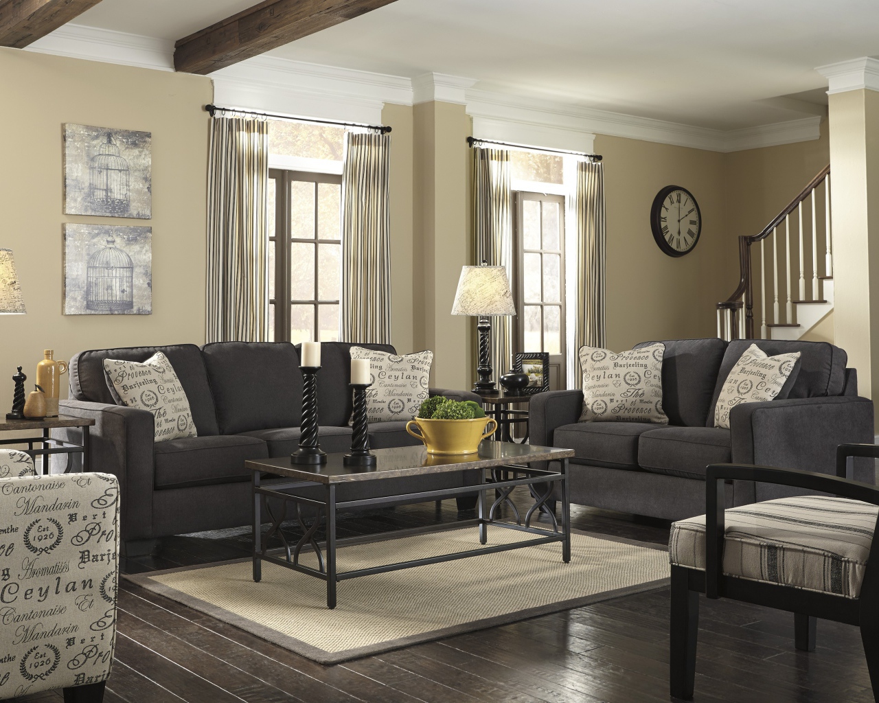 Черная мебель в гостиной