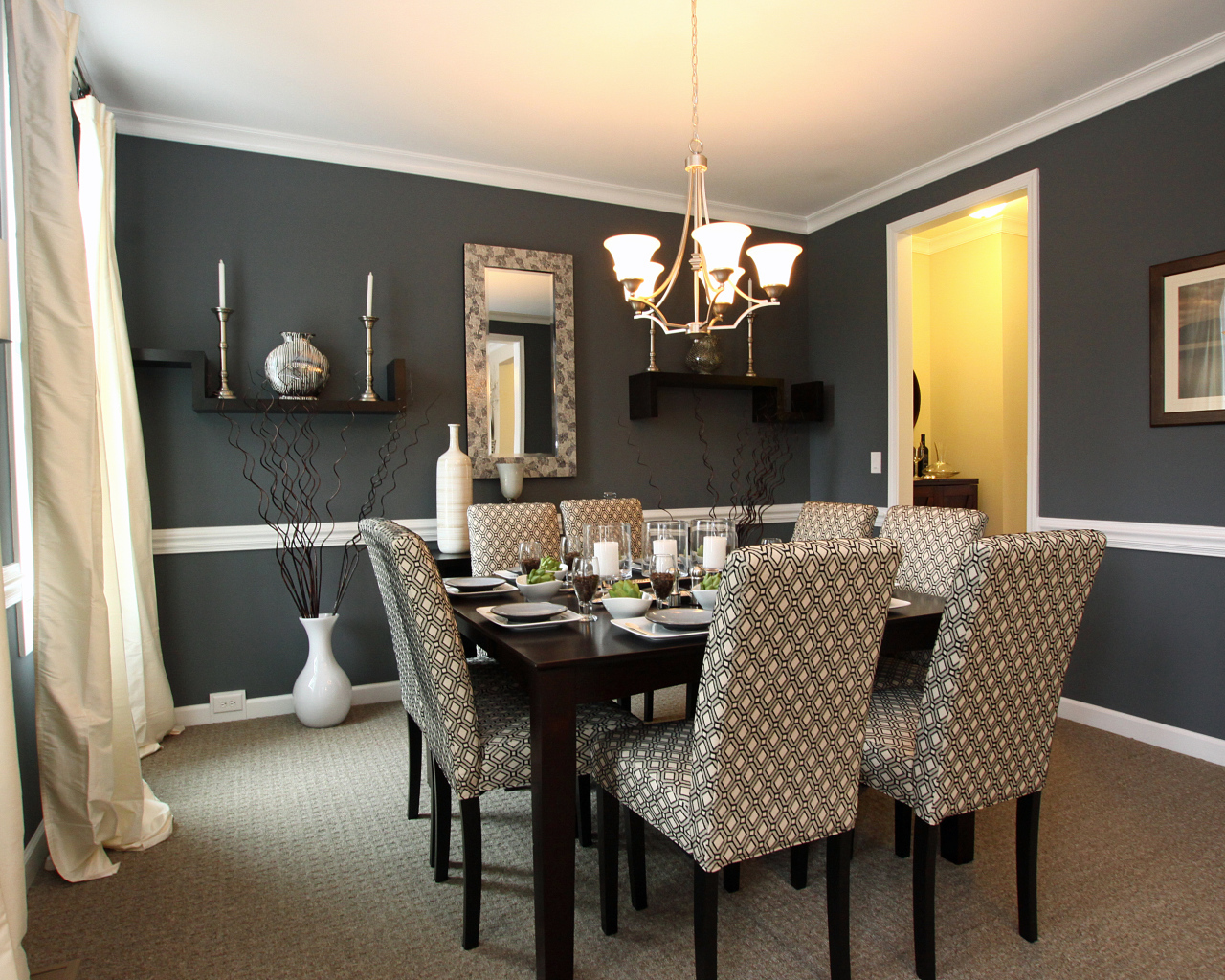 Черные стены в столовой