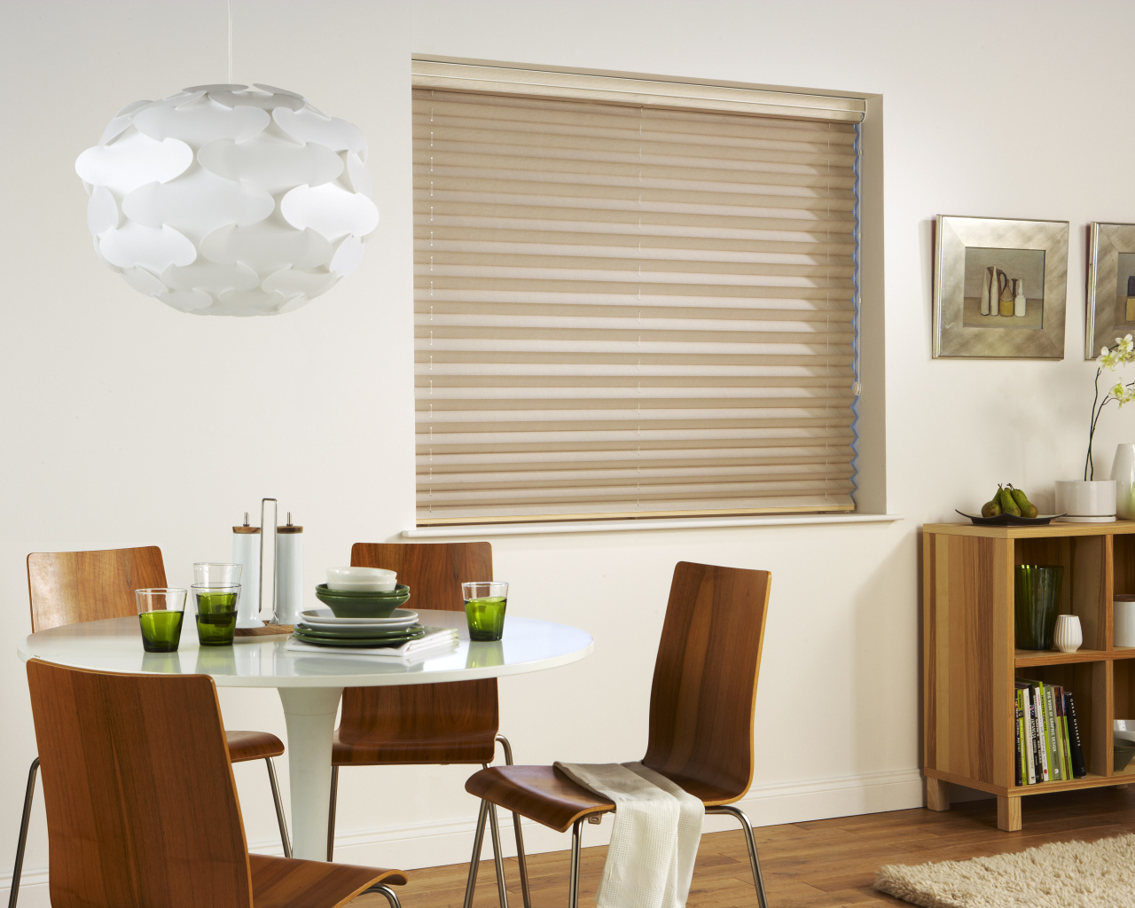 Жалюзи на окне в столовой