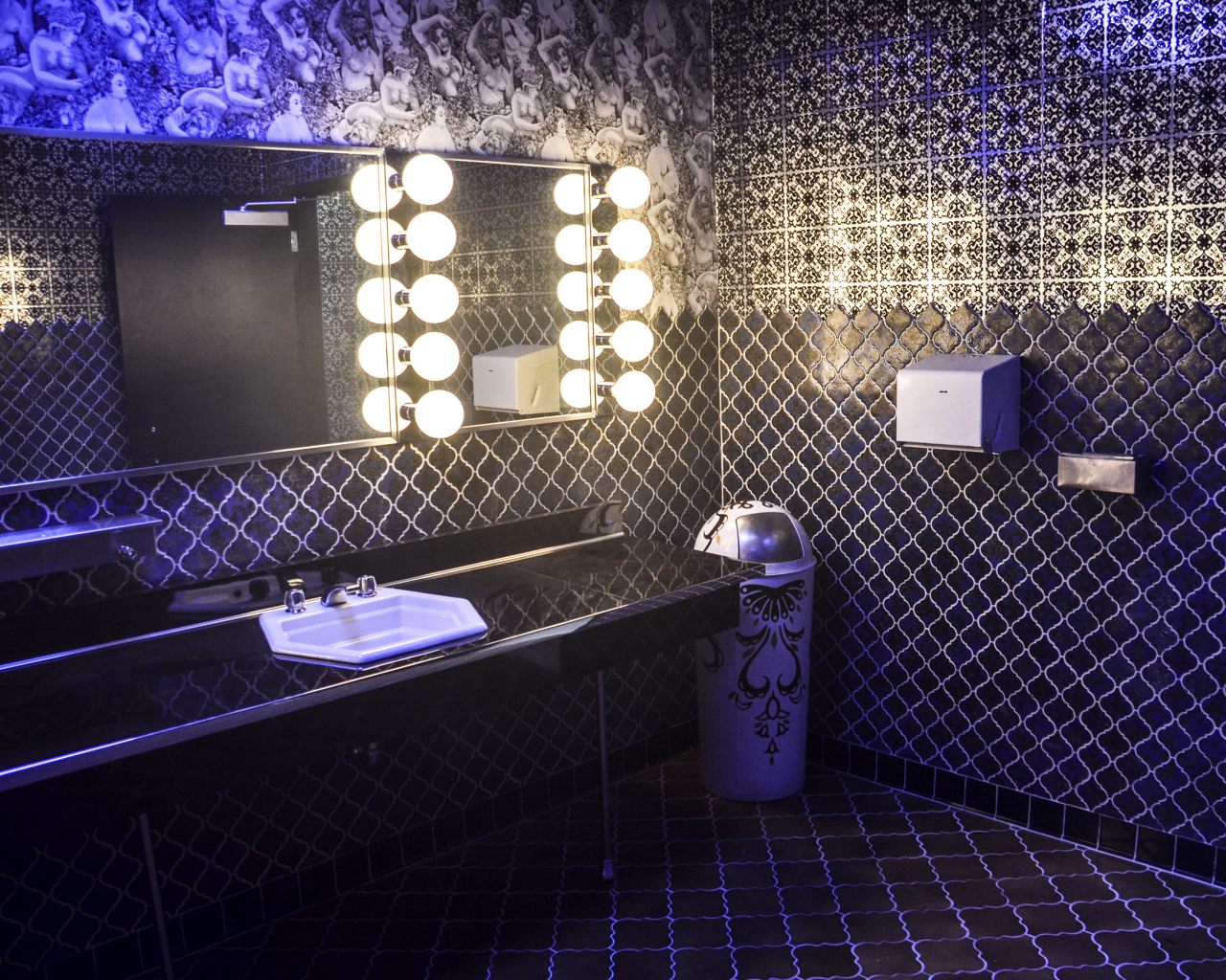 Сине черный кафель в ванной