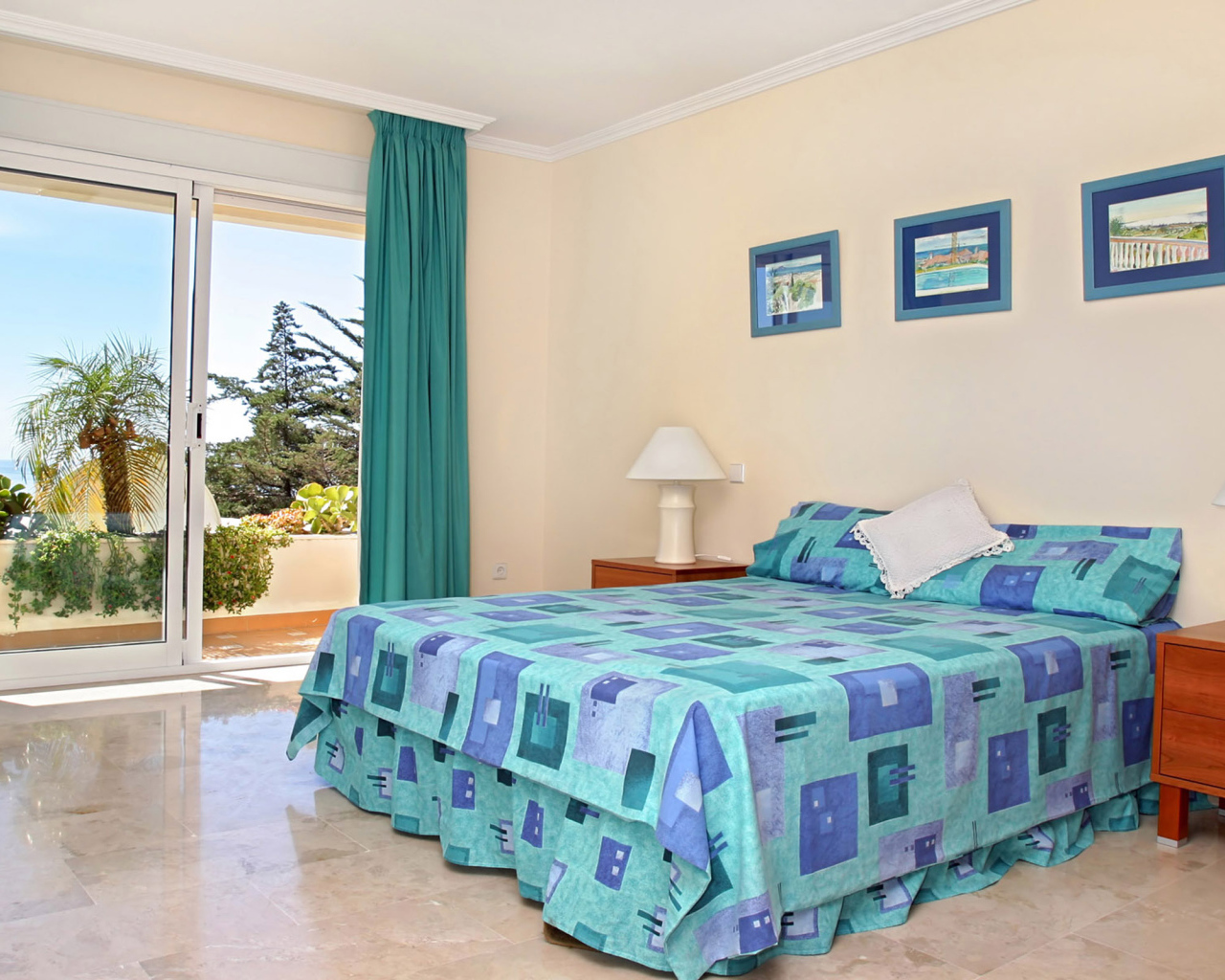 Голубые шторы в спальне