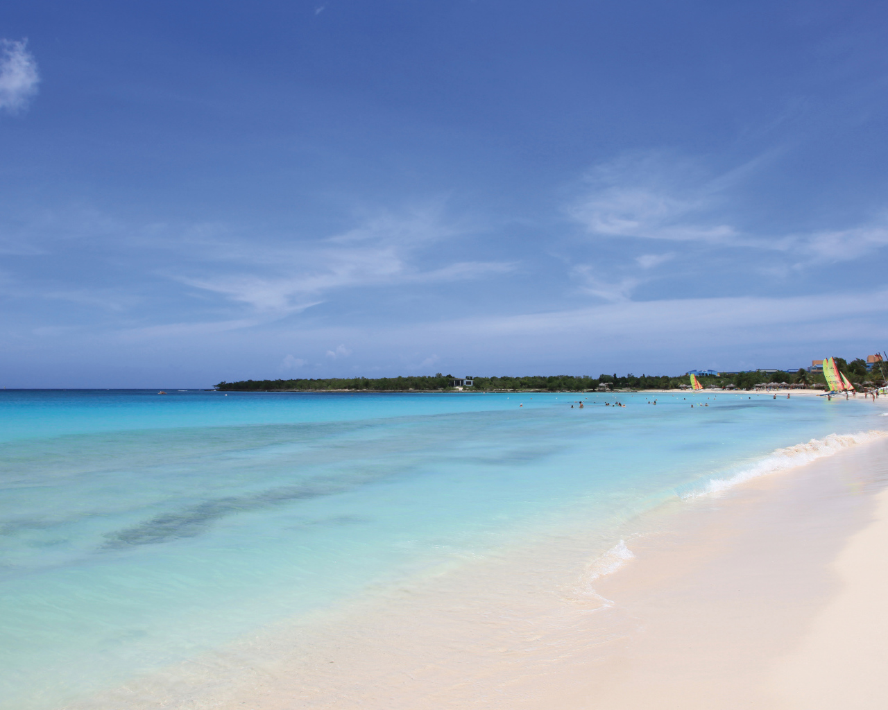 Голубая лагуна на курорте Гуардалавака, Куба