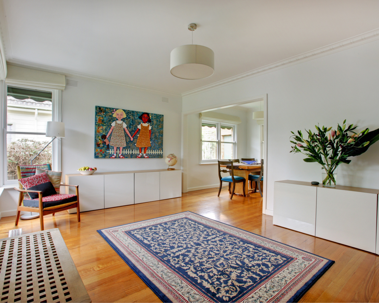 Голубой коврик в гостиной