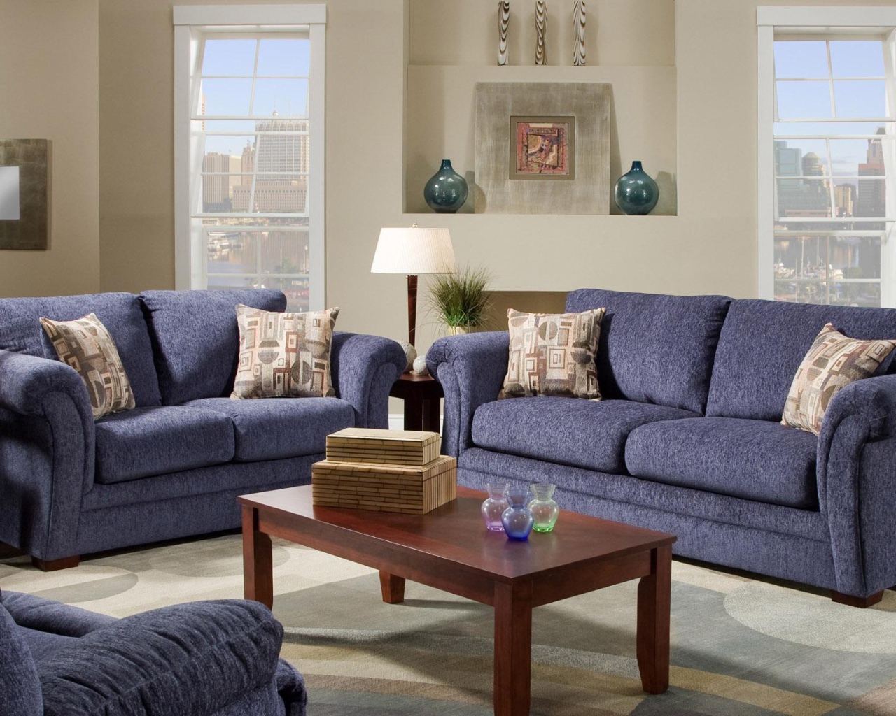 Синие диваны в гостиной