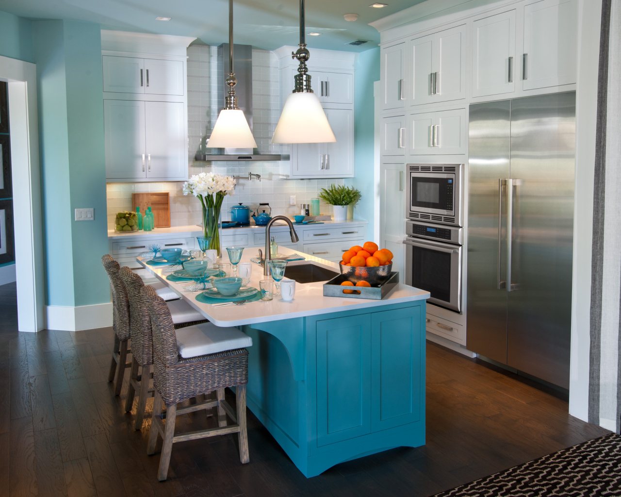 Голубой стол в кухне
