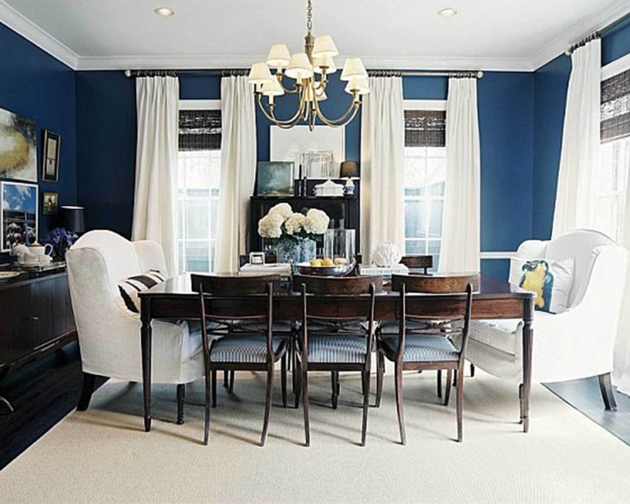 Синие стены в столовой