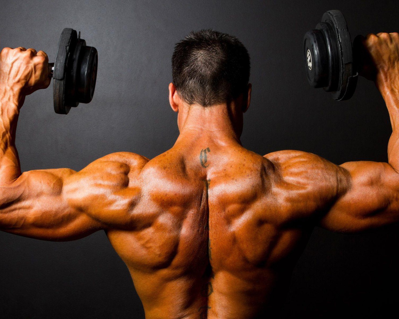 Бодибилдер с татуировкой