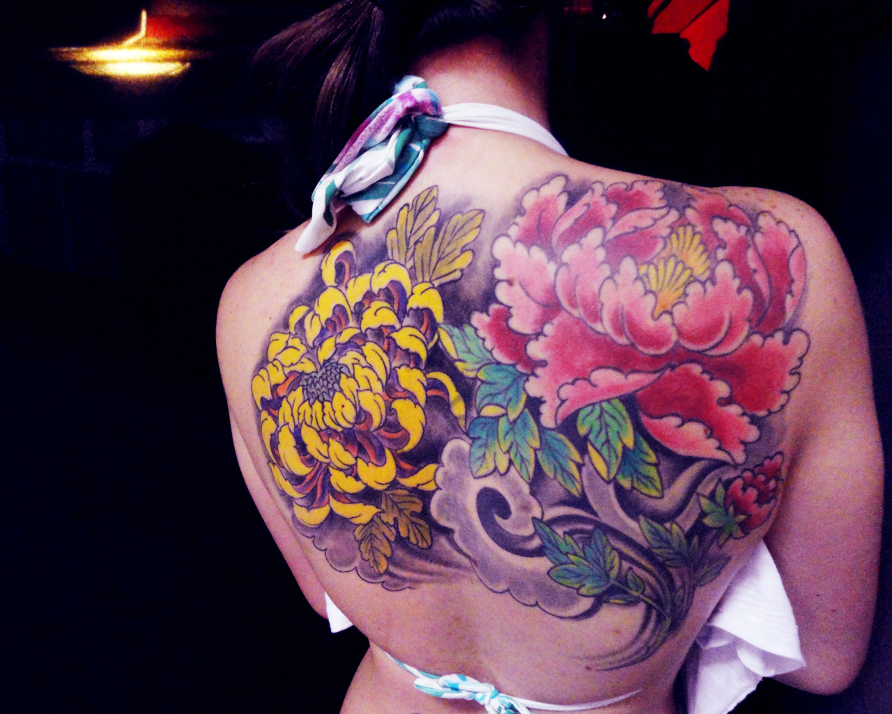 Тату букет на спине у девушки