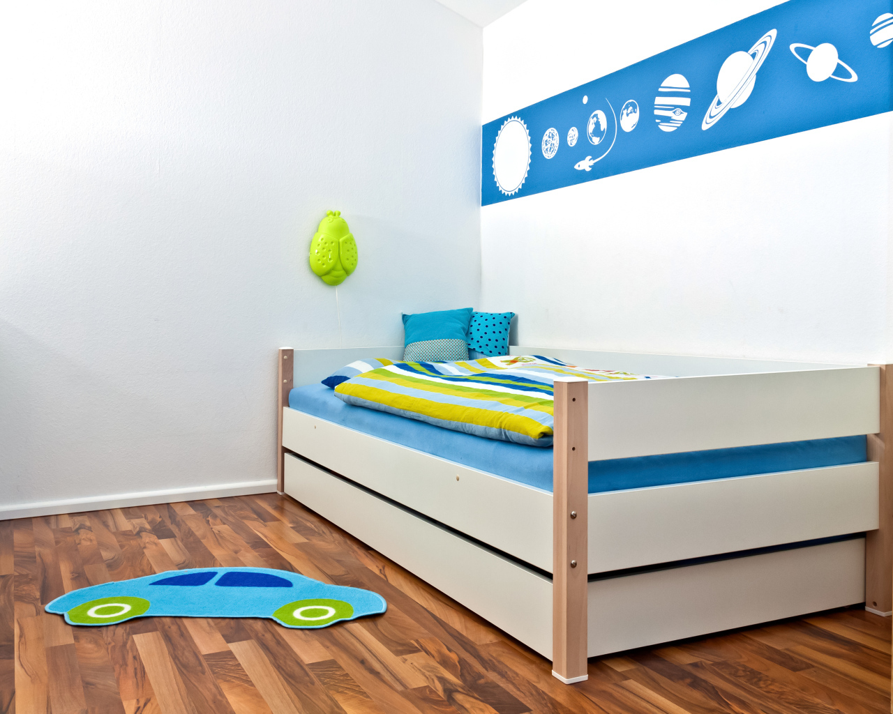 Яркая кровать в детской комнате