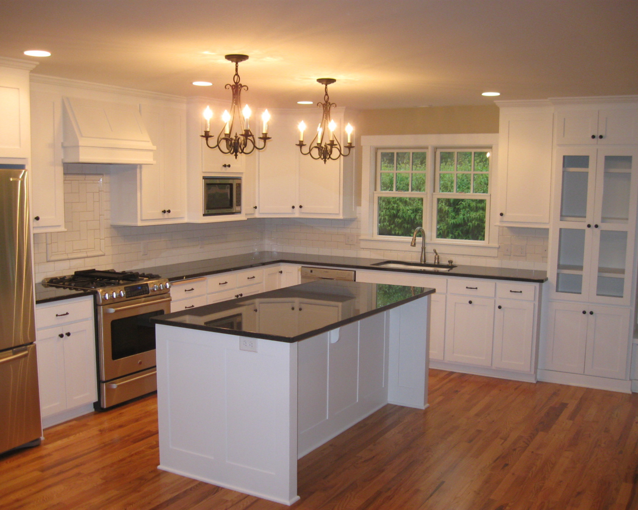 Яркие люстры на кухне