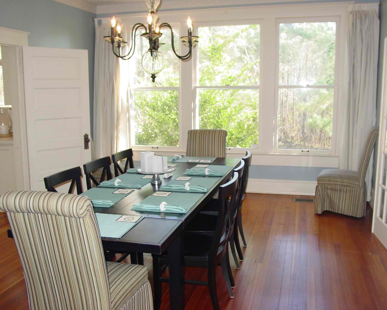 Светлая столовая в доме