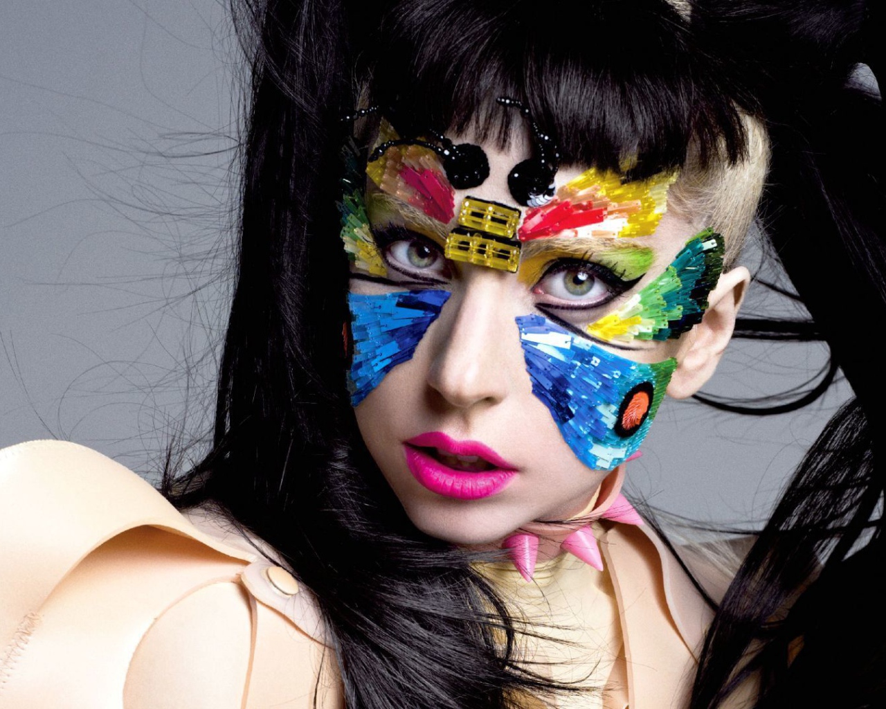 Яркий макияж Леди Гага