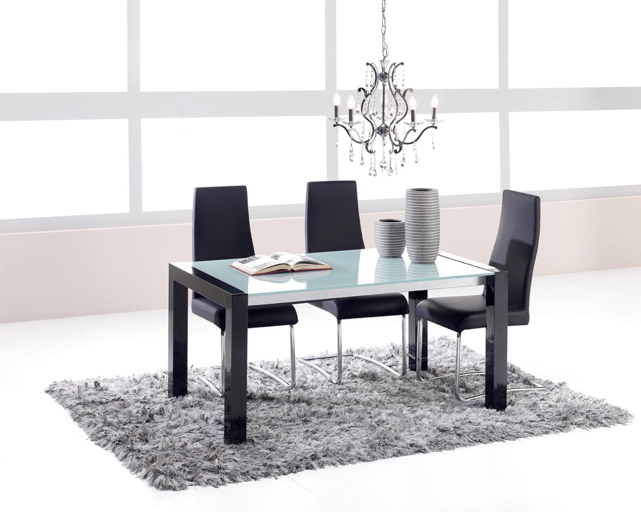 Яркая современная столовая