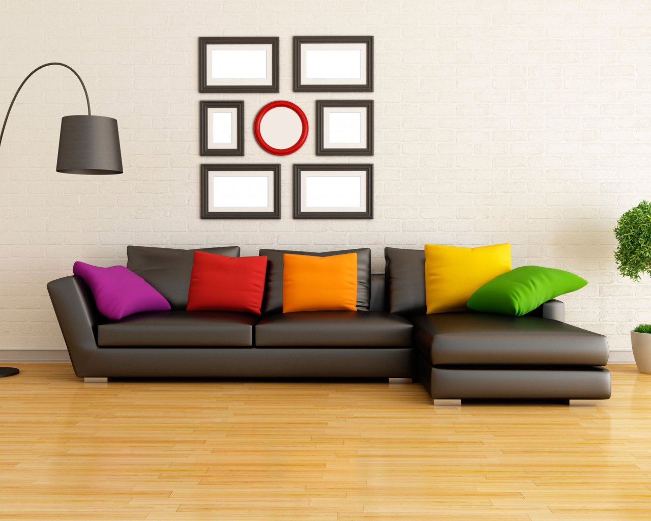 Яркие подушки на диване в гостиной