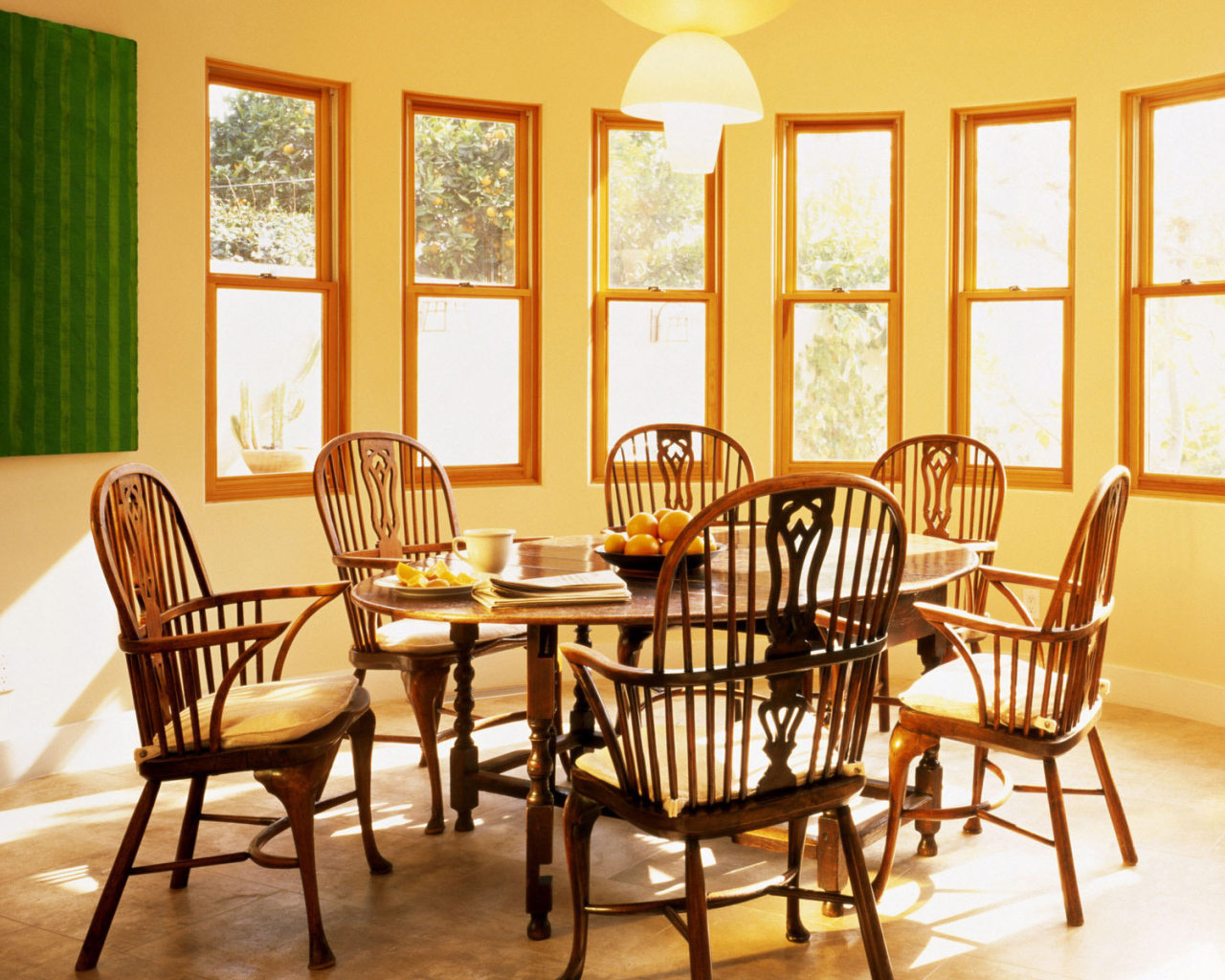 Солнечная яркая столовая