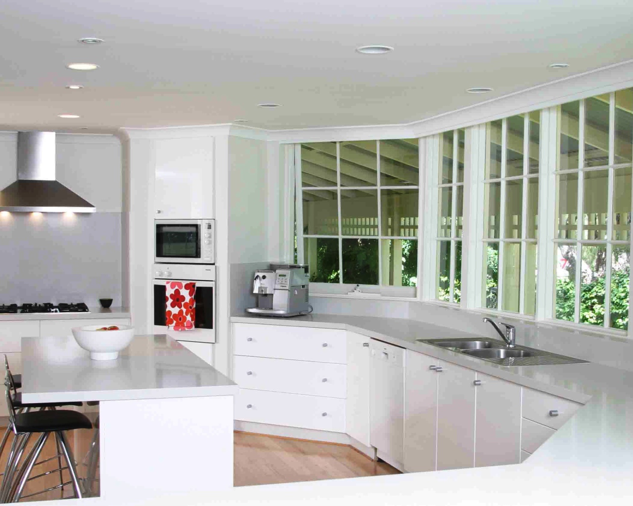 Ярко белая кухня