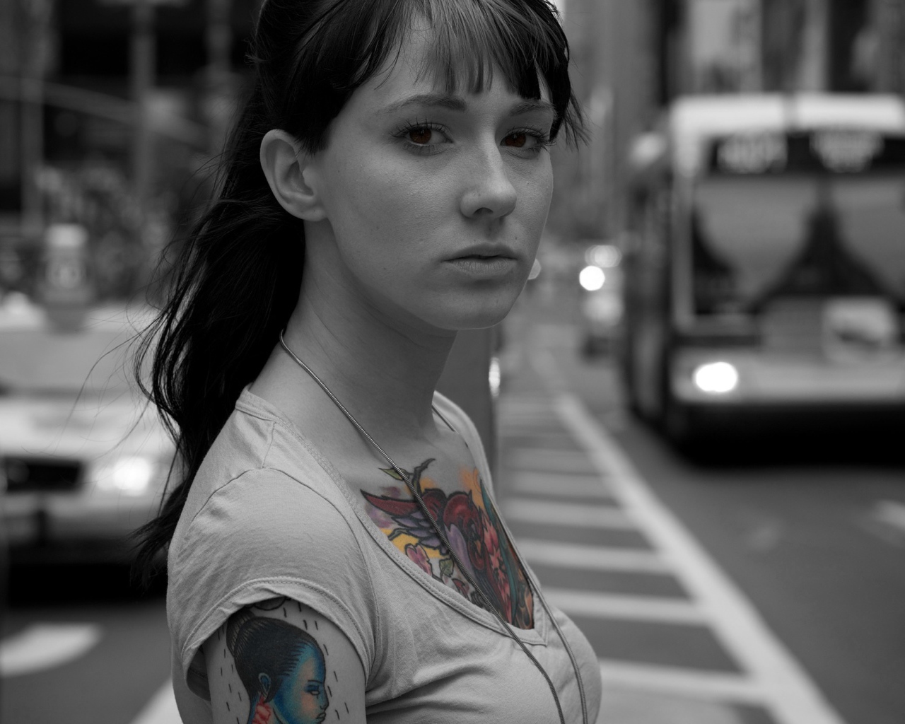 Кареглазая девушка с тату