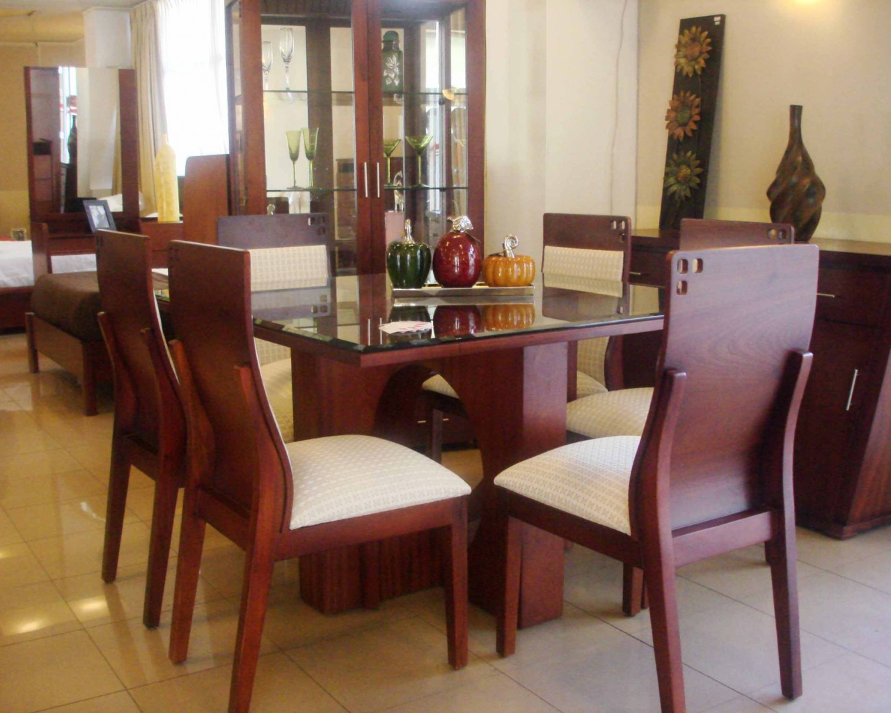 Коричневые стулья в столовой