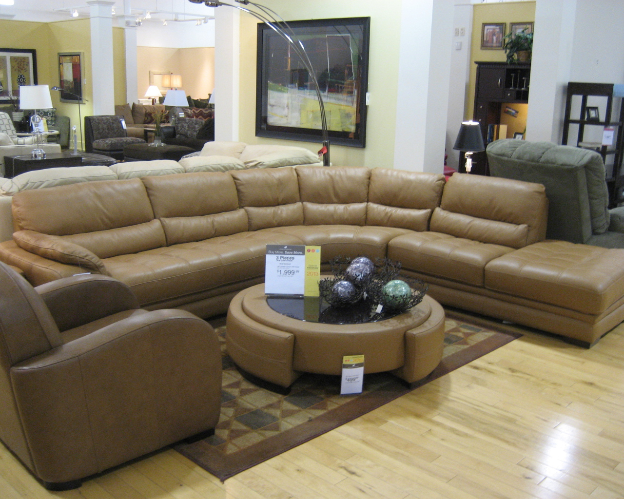 Кожаный коричневый диван в гостиной