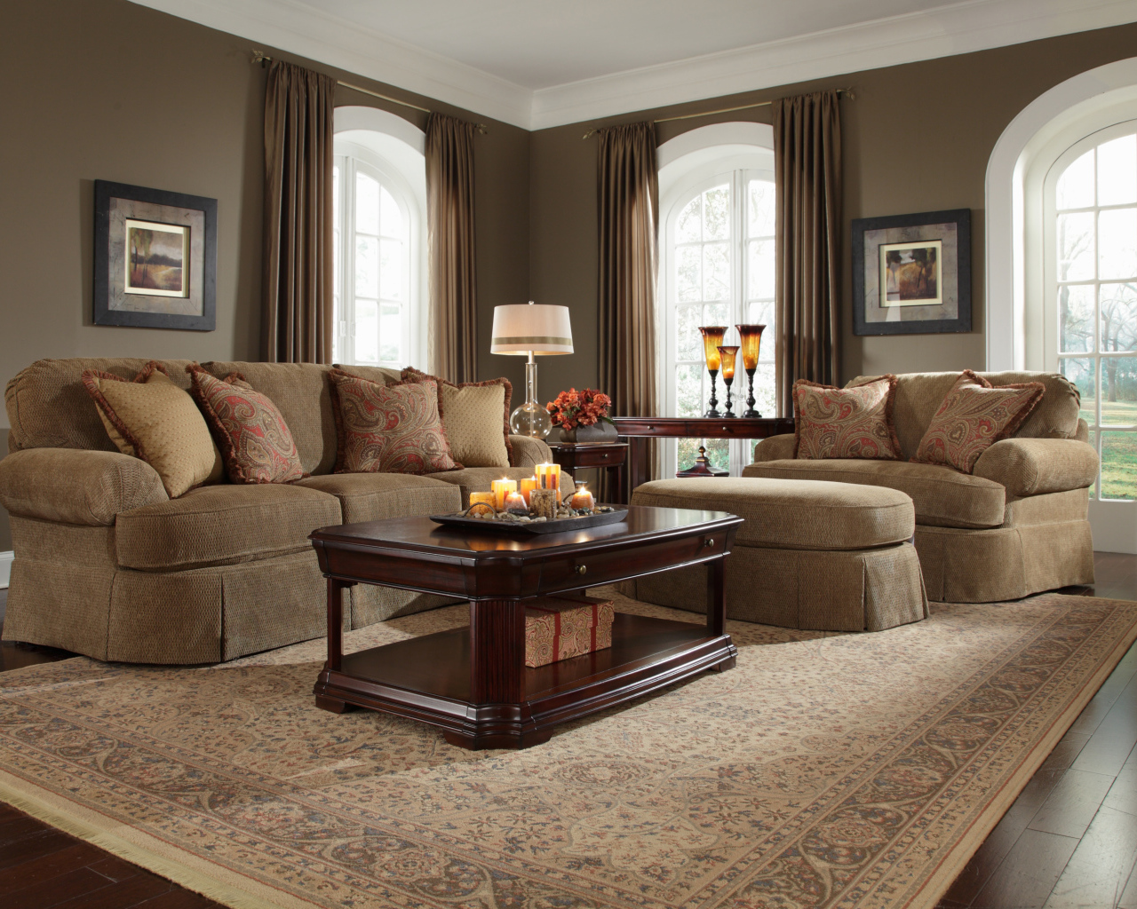 Коричневый диван в гостиной