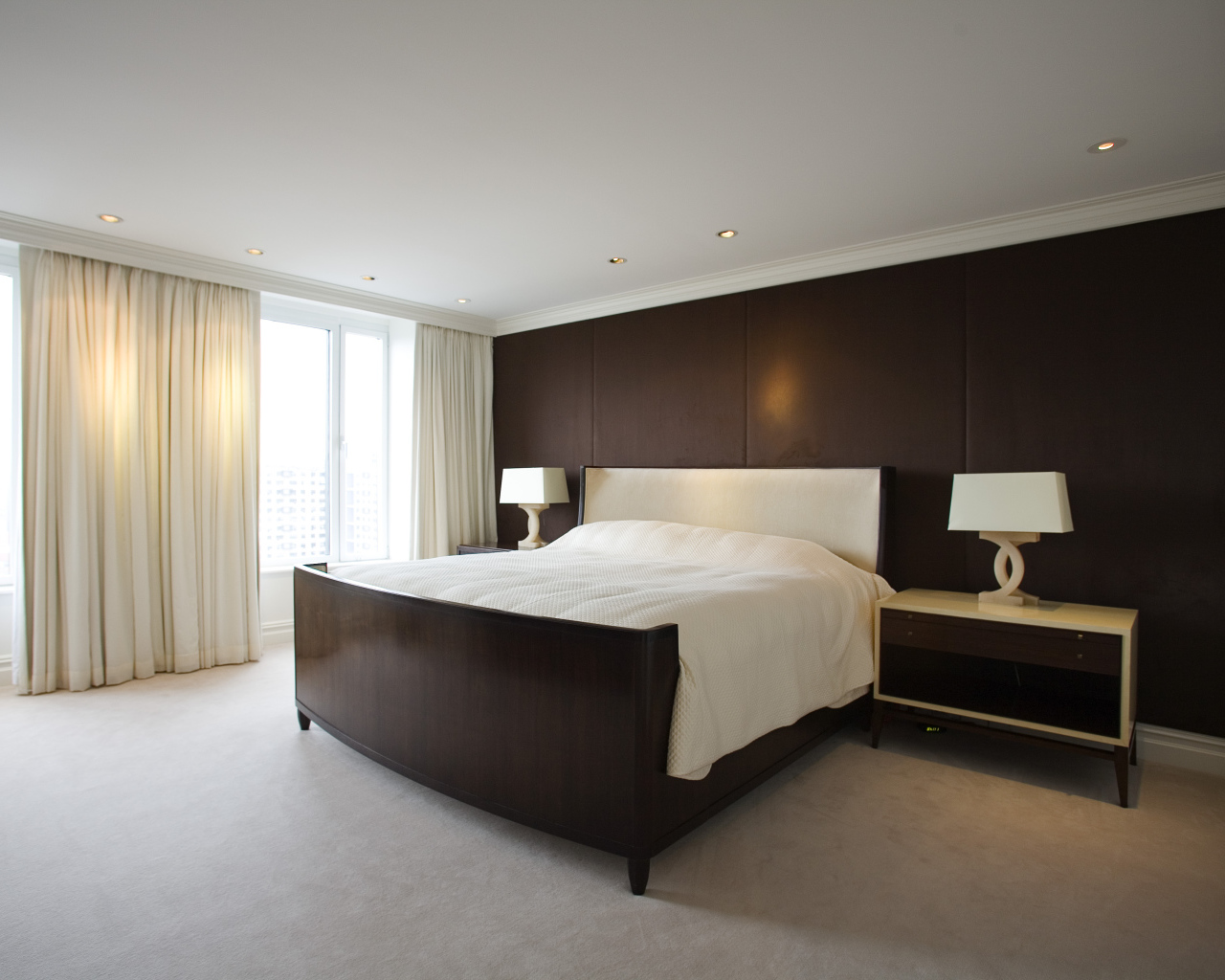 Коричневая стена в спальне