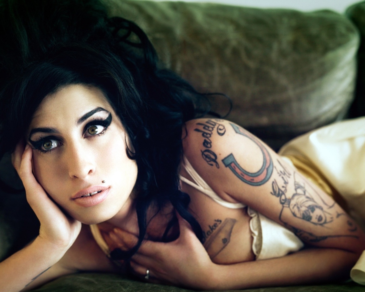 Девушка брюнетка с татуировкой