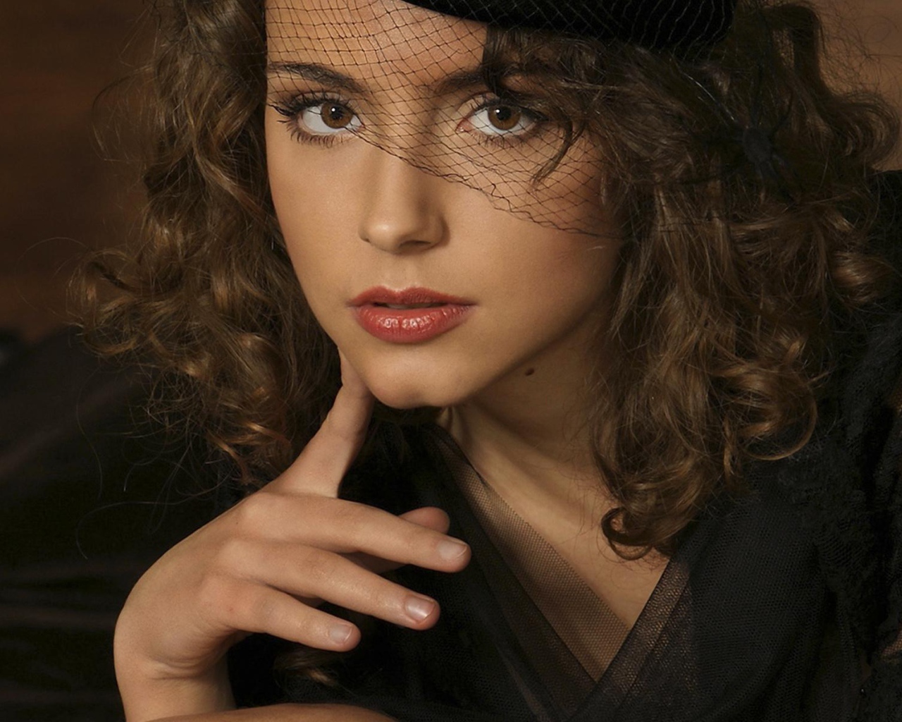 Брюнетка в чёрном платье