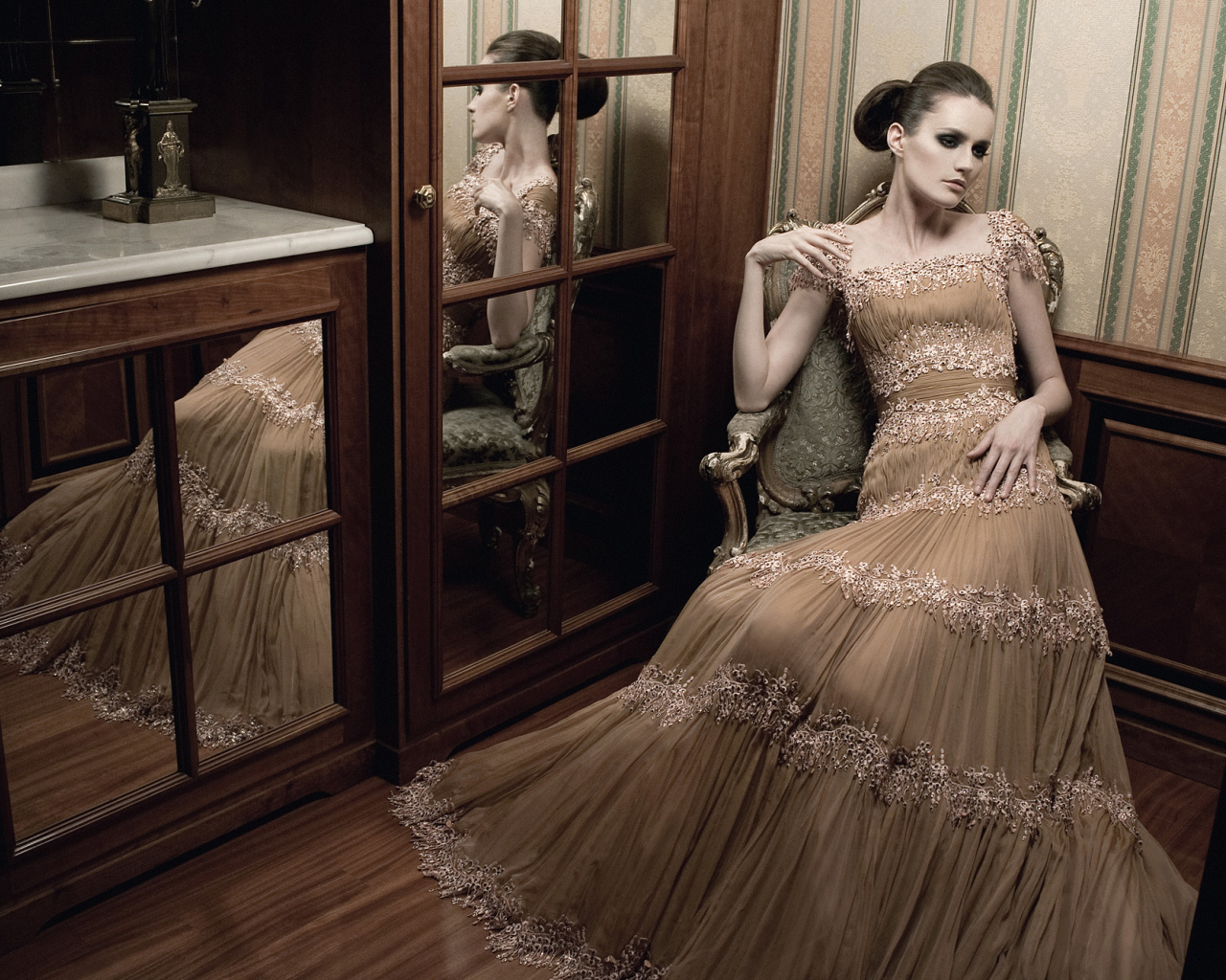 Брюнетка в шикарном платье