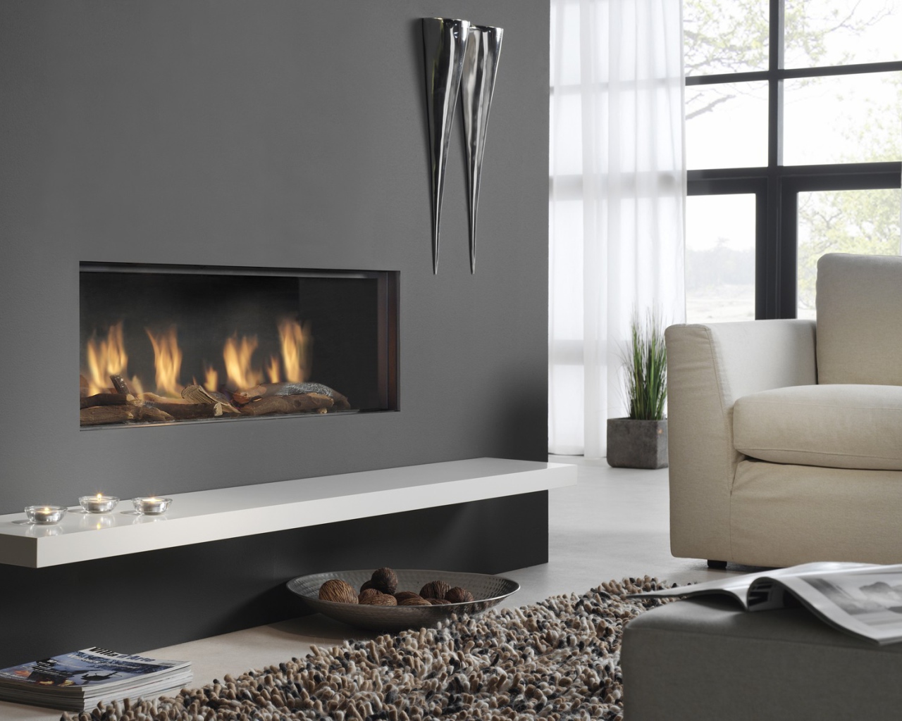 Горящий камин гостиной