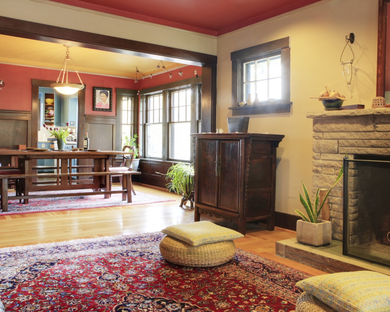 Горящий камин в гостиной