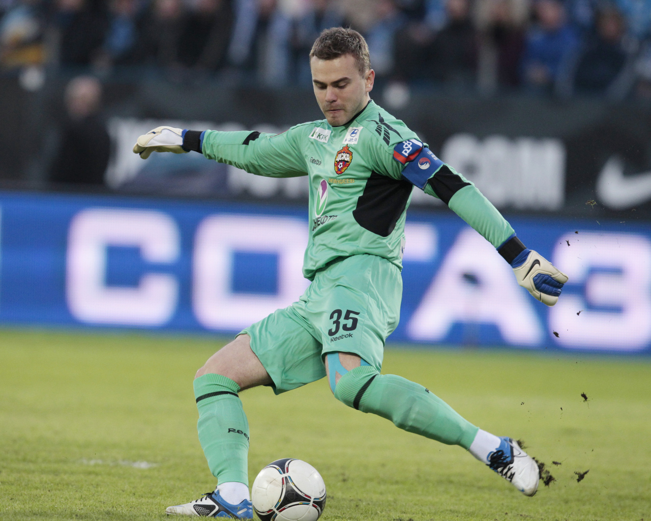 Вратарь ЦСКА Игорь Акинфеев бьет по мячу