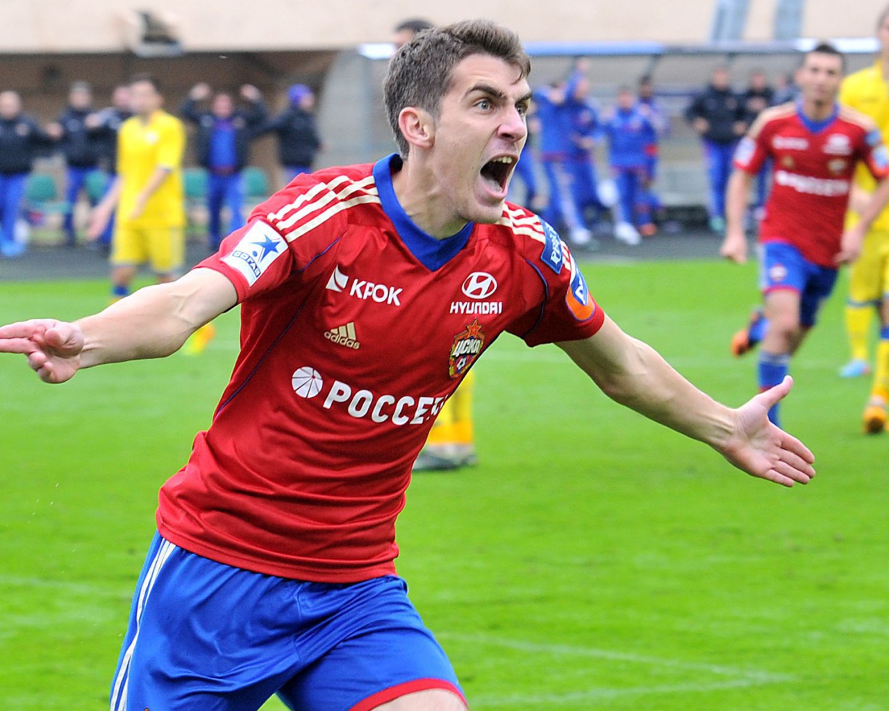 Нападающий ЦСКА Константин Базелюк на поле