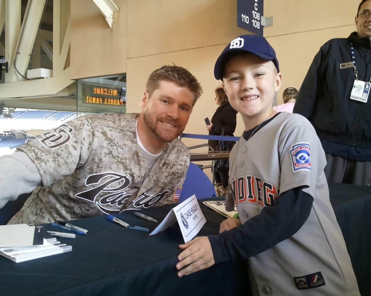 Чейз Хедли с поклонником бейсбола