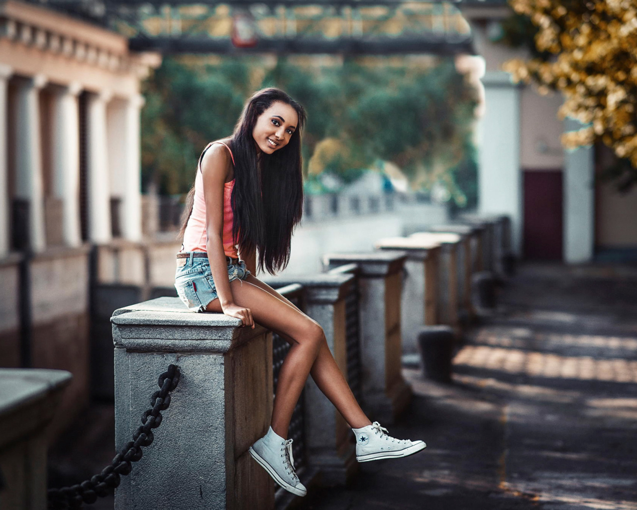 Веселая девушка в кедах