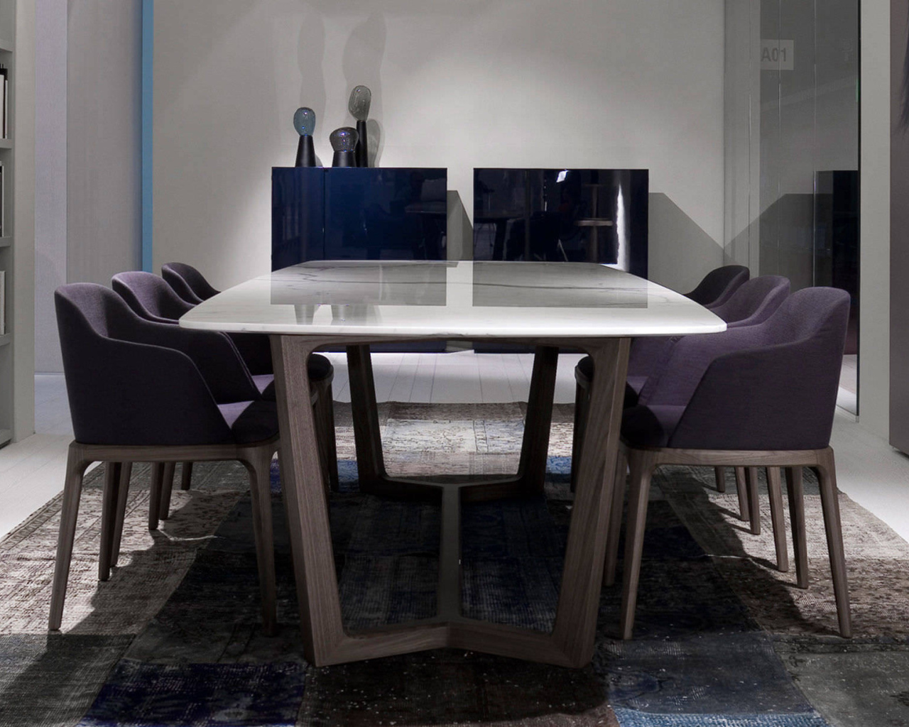 Удобные кресла в столовой