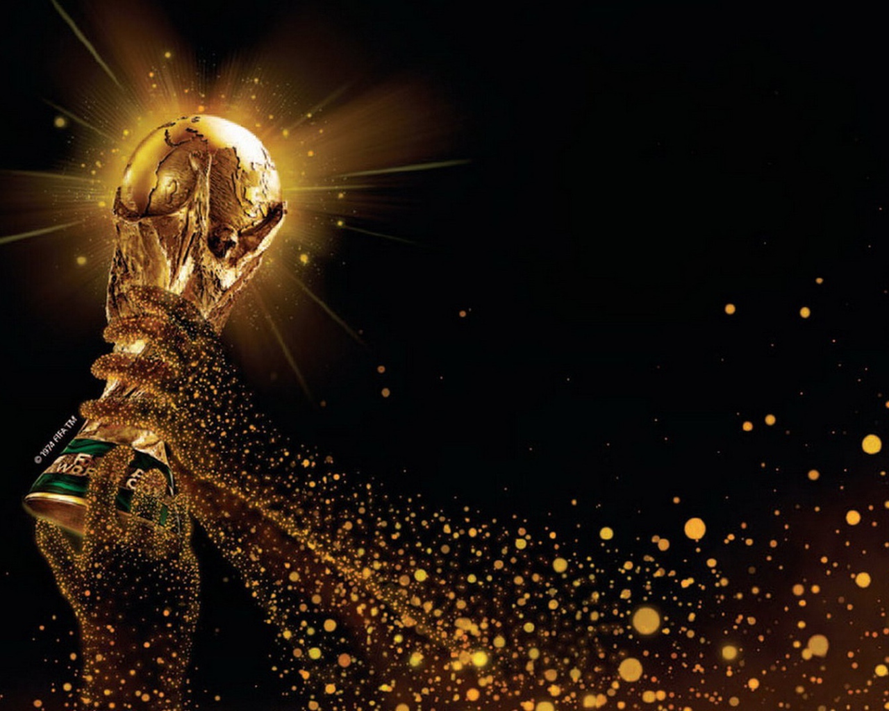 Кубок Чемпионата Мира по футболу в Бразилии 2014 в руках