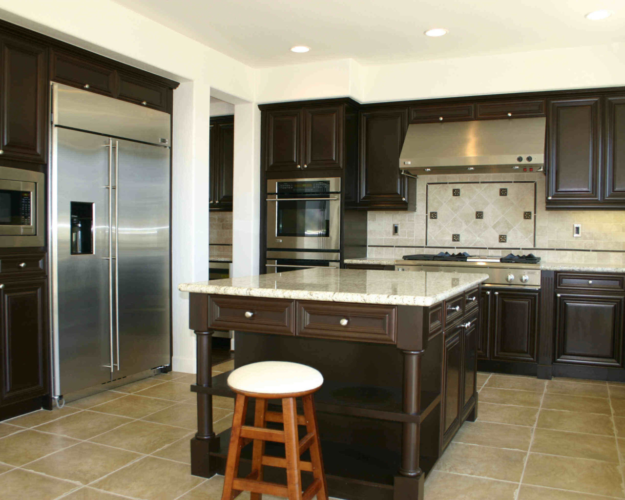 Темно коричневая мебель на кухне