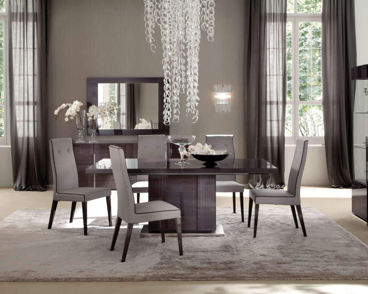 Декоративная люстра в столовой