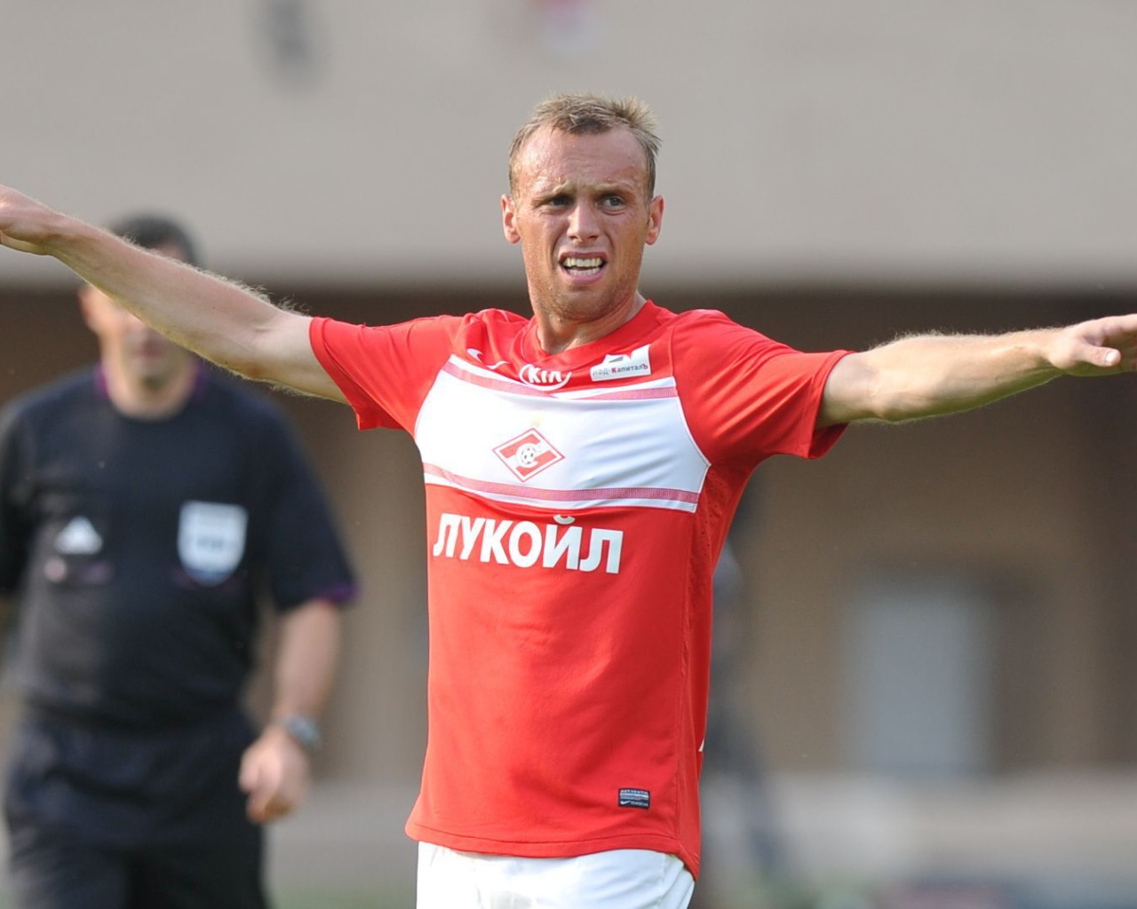 Денис Глушаков полузащитник Спартака в игре