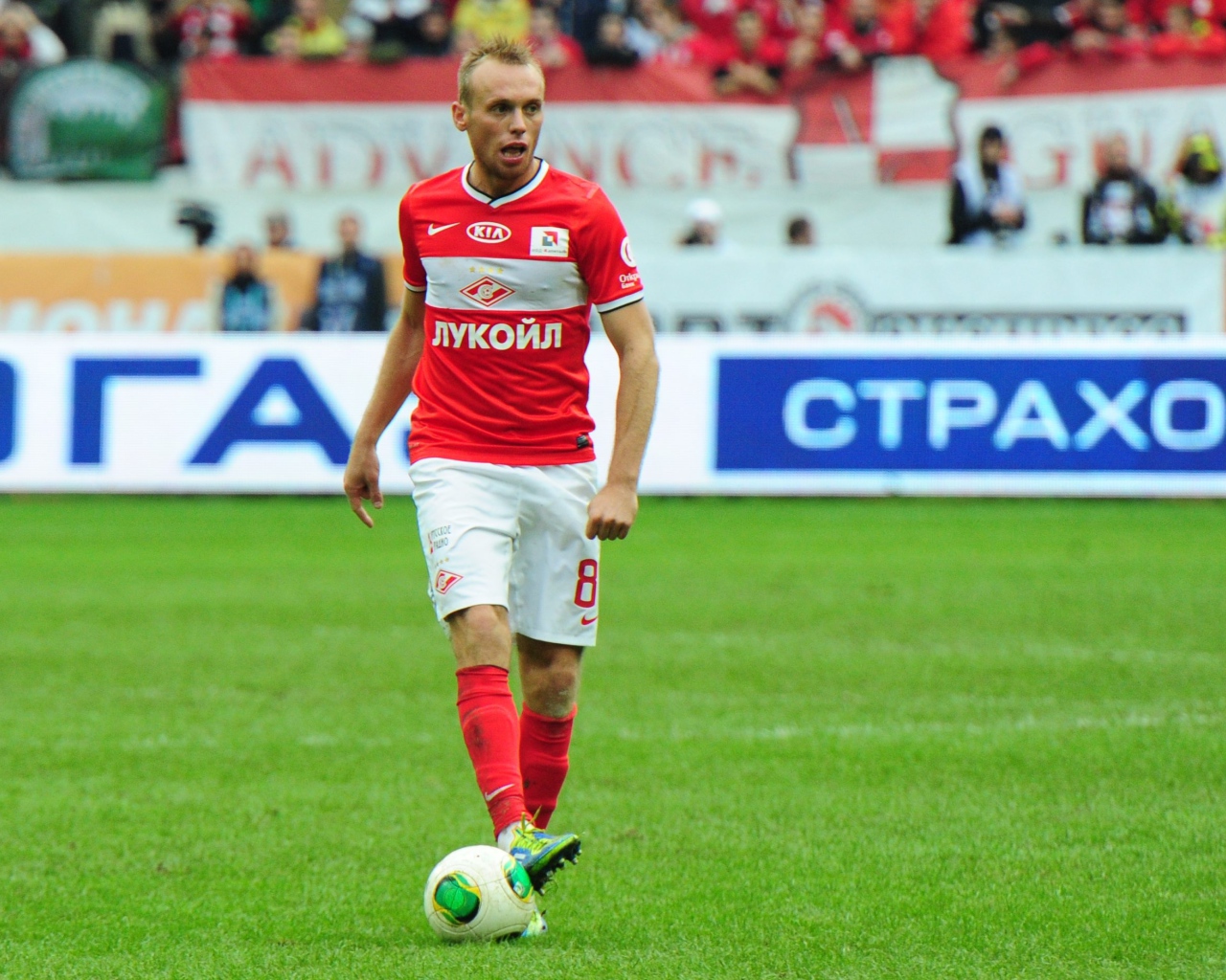 Денис Глушаков полузащитник Спартака с мячом