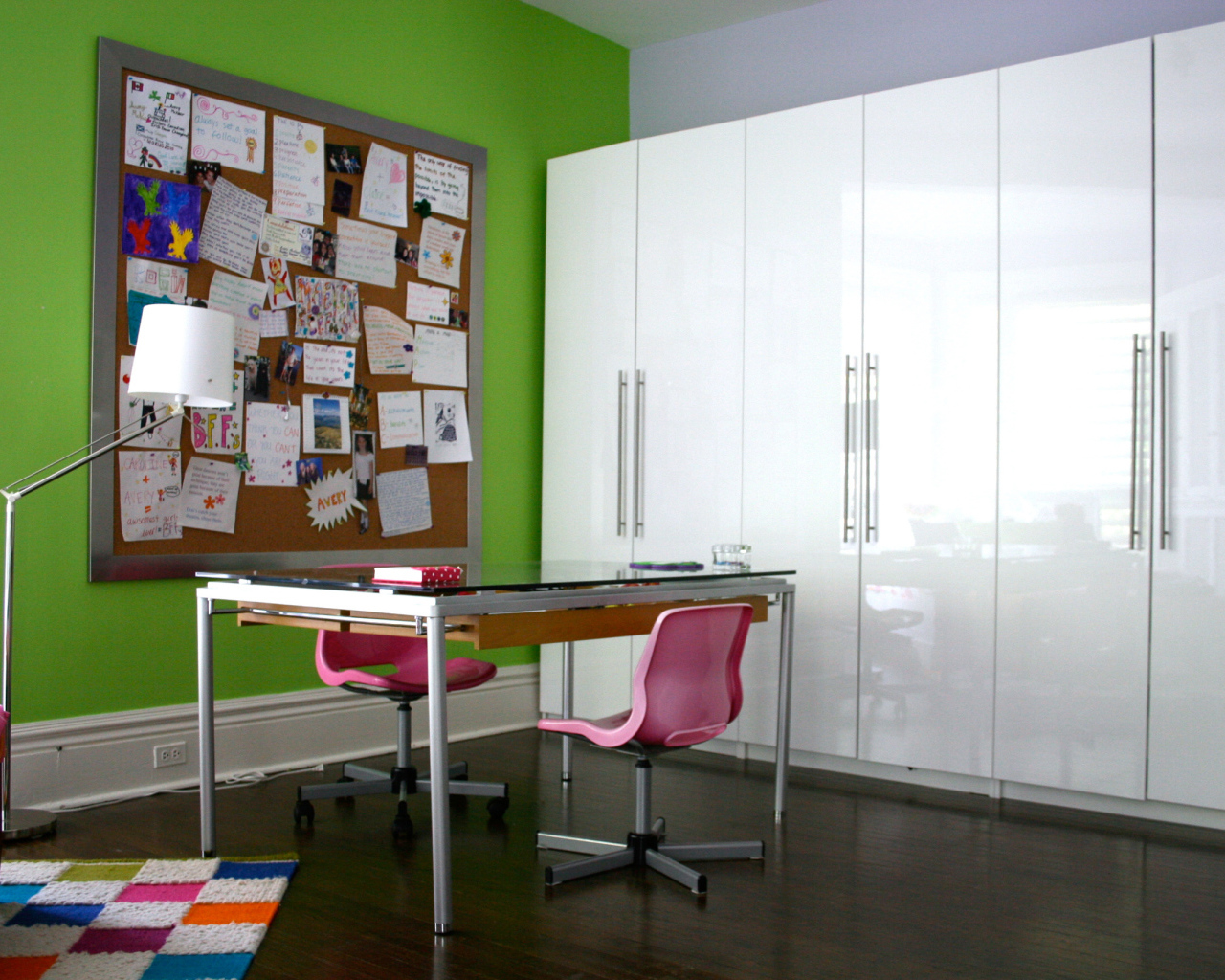 Рабочий стол в детской комнате