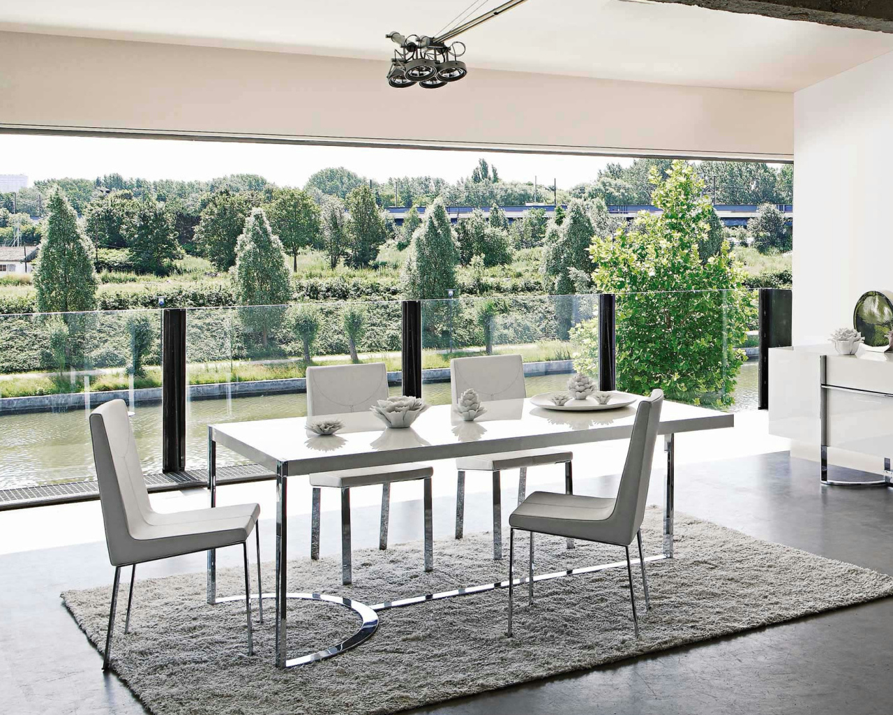 Столовая на балконе