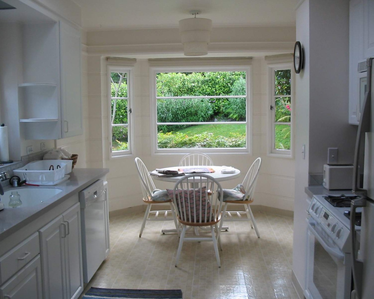 Окна столовой выходят в сад