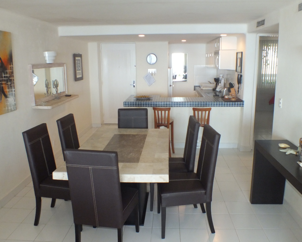 Столовая совмещенная с кухней