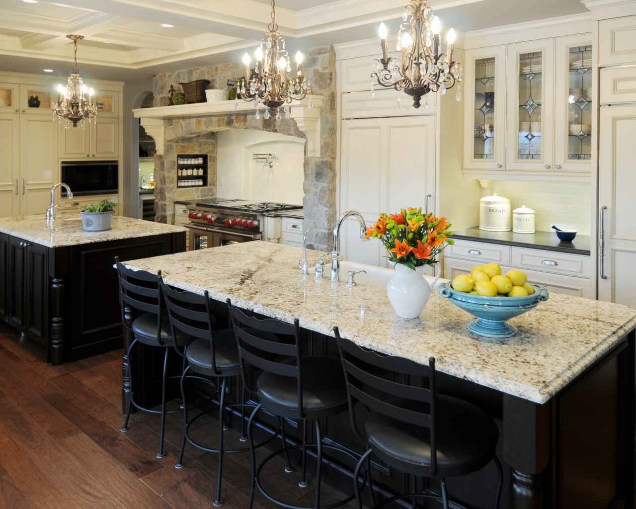 Обеденный стол в кухне